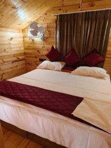Postel nebo postele na pokoji v ubytování Mahbliss Pines