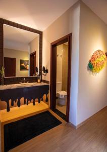 bagno con grande lavandino e specchio di Bendito Cacao Family Resort ad Águas de Lindóia