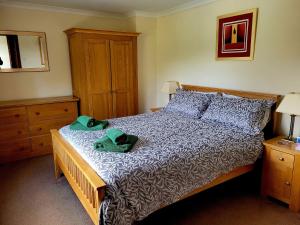 1 dormitorio con 1 cama con 2 toallas en Glens Reach Laugharne en Laugharne