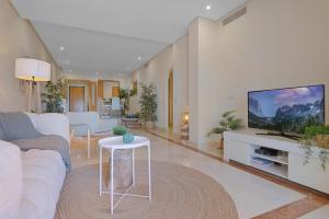 TV a/nebo společenská místnost v ubytování Bright&Spacious in Las Mimosas de Banús + 37 fotografií