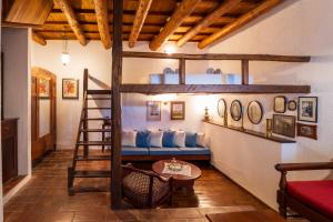 een kamer met een stapelbed en een tafel bij Ilianthos Traditional Maisonette in Chersonissos