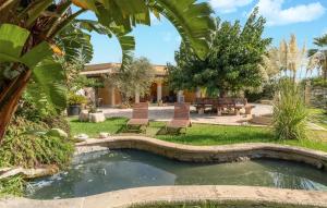 uma piscina de água num quintal com duas cadeiras em Pet Friendly Home In Marina Di Marza With Wifi em Santa Maria Del Focallo
