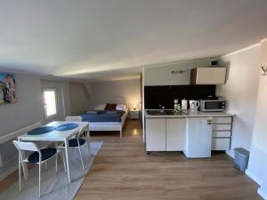 a small apartment with a kitchen and a bedroom at Hacienda in Sopot
