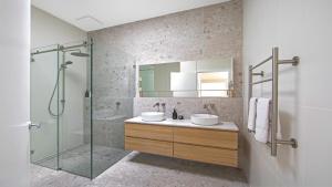 Un baño de 'Oceano Escape' by HolidayCo