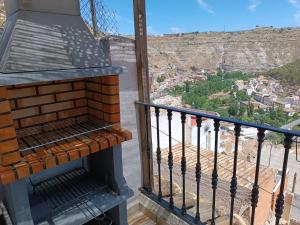 una vista desde el balcón de una casa en El Balcón Del Jucar, en Alcalá del Júcar