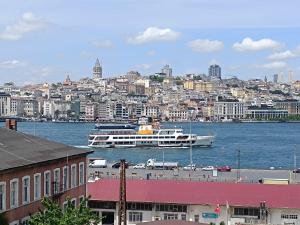 un gran barco en el agua cerca de una ciudad en Golden Horn Bosphorus Hotel, en Estambul
