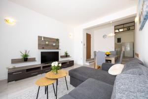 sala de estar con sofá y mesa en Apartments Ana, en Trogir