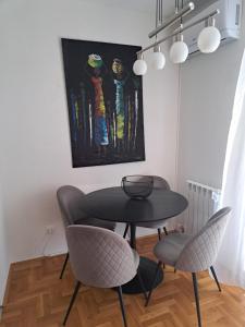 une salle à manger avec une table et deux chaises dans l'établissement Belgrade Stepa Stay, à Belgrade