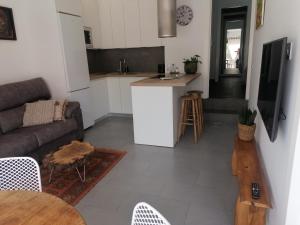 カルデス・デ・マラベーリャにあるCasa Ateneaのソファとキッチンのあるリビングルーム +32枚の写真