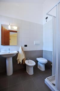 y baño con lavabo, aseo y espejo. en B&B Casa Augello, en San Giovanni Rotondo