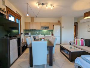 Kuchyňa alebo kuchynka v ubytovaní New Sea & Sun House + 15 fotografií