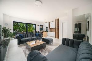 een woonkamer met banken en een salontafel bij "Golden Sky"Rooftop Pool Villa in Vodice