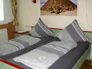 Llit o llits en una habitació de Beautiful apartment in a Black Forest house with conservatory