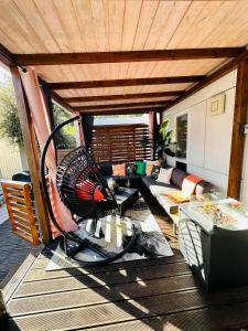 un soggiorno con un grande ventilatore su una terrazza di Lucija Mobile Home a Biograd na Moru