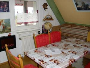 uma sala de jantar com uma mesa com comida em Beautiful apartment in a Black Forest house with conservatory em Bernau im Schwarzwald