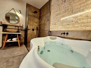 Ένα μπάνιο στο Golden City Center Suites +67 φωτογραφίες