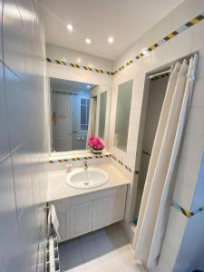 ein Bad mit einem Waschbecken und einem Spiegel in der Unterkunft Flor Habitaciones in Barcelona