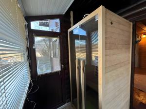 Veliki KomorにあるHoliday Home Ana with Sauna, Jacuzzi & Playgroundの家の中の窓とドアのある部屋 +26枚の写真