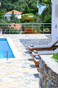 uma piscina com espreguiçadeiras ao lado de uma casa em Villa Lazareta em Punta