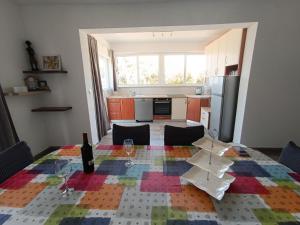 eine Küche mit einem Tisch und einer Flasche Wein darauf in der Unterkunft Apartments Solta in Nečujam