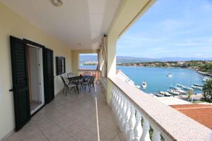 balkon domu z widokiem na wodę w obiekcie Apartments in Silo - Insel Krk 13592 w mieście Šilo