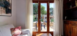 sala de estar con puerta corredera de cristal que da a un patio en Villa con jardin cerca de la playa, en Muro