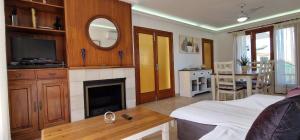 ein Wohnzimmer mit einem Bett und einem Kamin in der Unterkunft Villa con jardin cerca de la playa in Muro + 27 Fotos