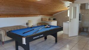 a ping pong table in a living room at PomaloVilla at Gradina Cove in Vela Luka