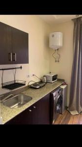 una cocina con fregadero y lavadora en Your room, en El Cairo