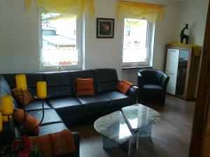 sala de estar con sofá y mesa en Comfortable Holiday Home near Vineyards in Bremm, en Bremm