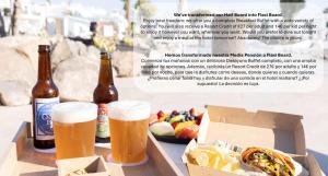 deux bouteilles de bière et une boîte de nourriture dans l'établissement MYND Yaiza, à Playa Blanca