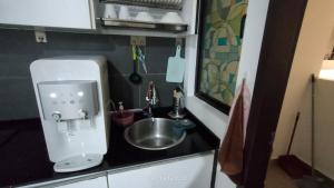 Kuchyň nebo kuchyňský kout v ubytování Cikgukay Desaru Homestay Apartment With Pool View WiFi & Netflix