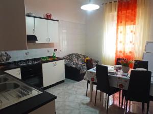 Kuchyň nebo kuchyňský kout v ubytování Casa mirela apartment