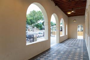 pasillo con ventanas arqueadas y suelo de baldosa en Mila - Boutique Hotel, en Haifa