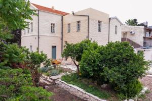 ein altes Haus mit Garten davor in der Unterkunft Mila - Boutique Hotel in Haifa