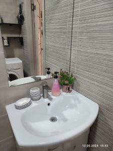 Ванная комната в Современная квартира с видом на горы