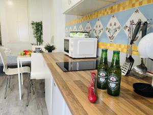 una cocina con 2 botellas de cerveza en una barra en Estudio Jimena Carabeo en el centro de Nerja, en Nerja