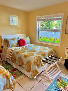 1 dormitorio con cama y ventana en Private Guest House, en Miami