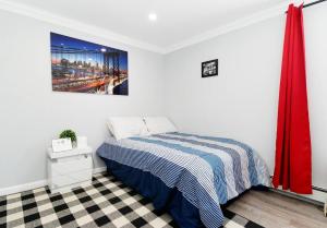 una camera da letto con un letto e un dipinto sul muro di Bright and Comfy 2 BR in East Side a New York