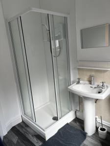 La salle de bains est pourvue d'une douche et d'un lavabo. dans l'établissement Apple Tree Lodge, à Bridlington