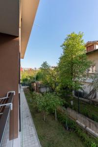 desde el balcón de un edificio con vistas al jardín en Bissera premium comfy apartment, en Sofía
