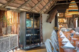 Africa on Foot في محمية كلاسيري الطبيعية الخاصة: غرفة طعام مع طاولة وكراسي طويلة