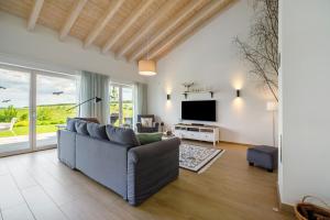 een woonkamer met een bank en een tv bij Waldwasserhaus Leisel in Leisel