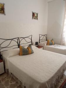 1 dormitorio con 2 camas en una habitación en Casa mirela apartment, en Cassibile