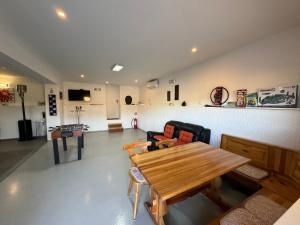 Veliki KomorにあるHoliday Home Ana with Sauna, Jacuzzi & Playgroundの木製のテーブルと椅子のあるリビングルーム
