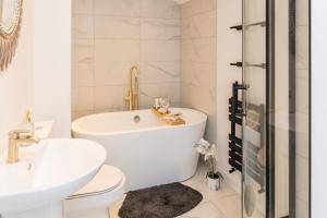 e bagno con vasca, servizi igienici e lavandino. di Host & Stay - Eccles Apartments a Chapel-en-le-Frith