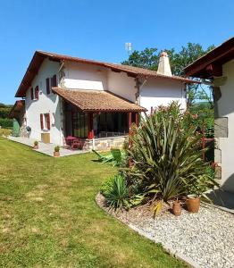 ein Haus mit einem großen Garten davor in der Unterkunft VILLA XARAN ERDIAN in Espelette