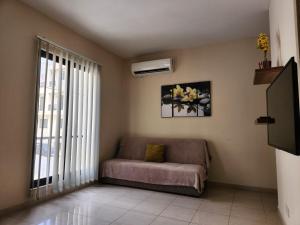 Uma televisão e/ou sistema de entretenimento em Sea views apartment-wifi-sleep 5