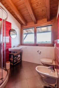 a bathroom with two sinks and two toilets at TOCAI Golf & Family Retreat Lignano in Lignano Sabbiadoro