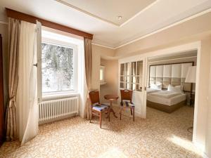 um quarto de hotel com uma cama e uma janela em Scuol Palace Bed & Breakfast em Scuol